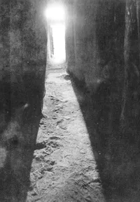 Die Sonne strahlt durch den Gang in die Grabkammer des Ganggrabes von Newgrange.