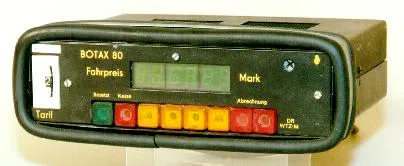 Taxameter „Botax 80“ mit Leuchtanzeige für den Fahrpreis in Mark und farbigen Tasten.