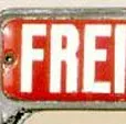 Taxi-Freizeichen „FREI“, weiße Schrift auf rotem Emailleschild.