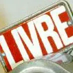 Taxi-Freizeichen „LIVRE“, weiße Schrift auf rotem Schild.