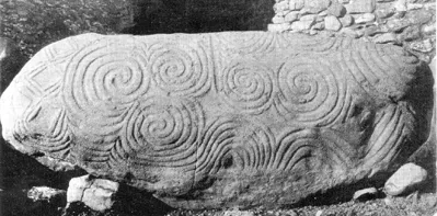 Verzierter Stein am Eingang des Ganggrabes in Newgrange.