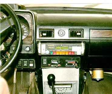 Armaturenbrett eines Wolga-Taxis mit eingebautem Taxameter „Botax 80“.